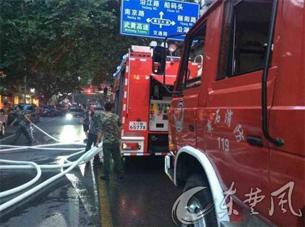 湖北黄石一婚纱摄影店起火 20名消防官兵紧急救援