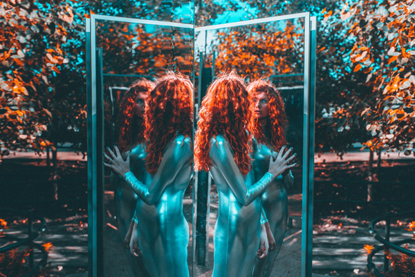 镜子迷宫般的观念人像 另一个世界揭露人性的另一面