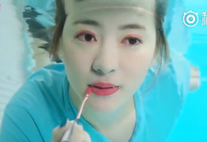 最新影楼资讯新闻-韩国妹子尝试的水底化妆教程真的太厉害了