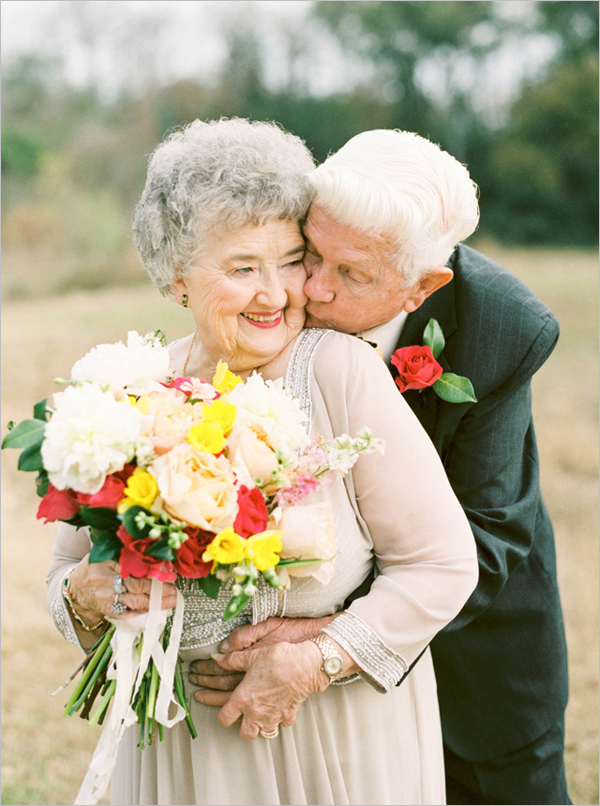 孙女掌镜为祖父母拍摄63周年结婚纪念照