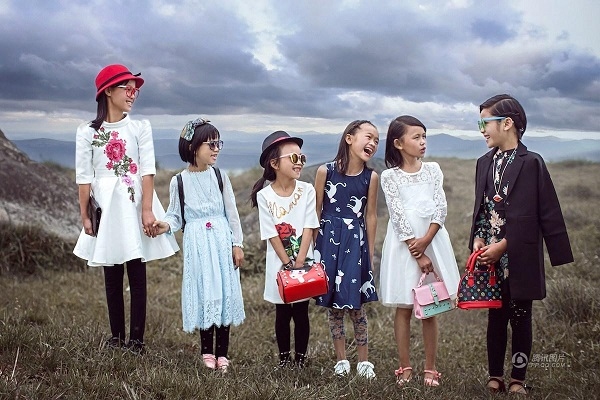 摄影师记录留守儿童最美瞬间 农村娃变时尚咖