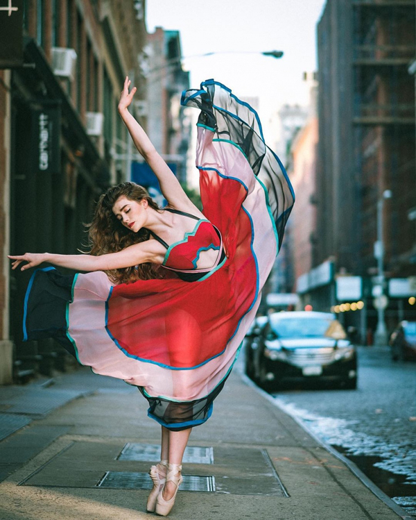 古巴街头美丽的芭蕾舞者