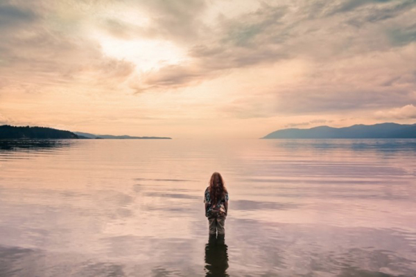 淡淡的孤寂感 摄影师将人像融于山峦海洋之间