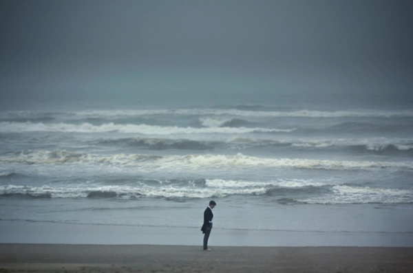 淡淡的孤寂感 摄影师将人像融于山峦海洋之间