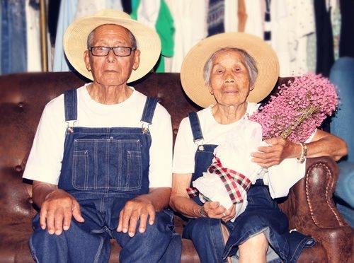 福州“爷爷奶奶婚纱照”网上走红 老两口均年逾九十