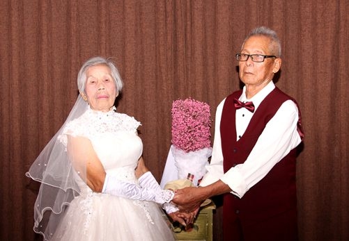 福州“爷爷奶奶婚纱照”网上走红 老两口均年逾九十