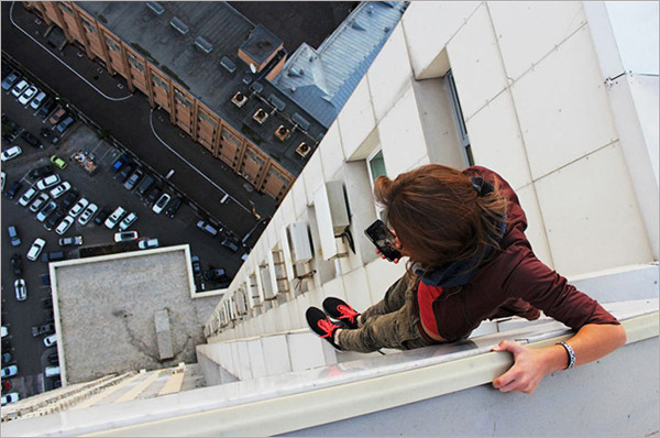 俄罗斯女摄影师完成世界上最危险的高空自拍照