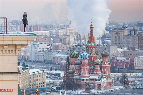 俄罗斯女摄影师完成世界上最危险的高空自拍照