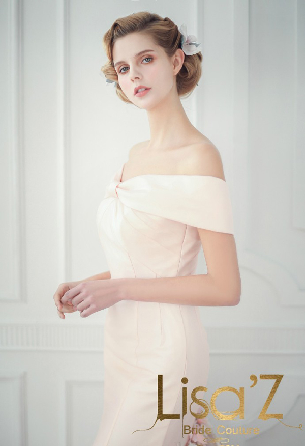 浪漫粉色新娘礼服 搭配唯美花朵更显优美曲线