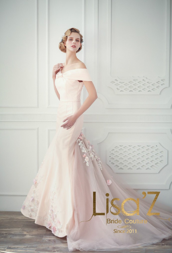 浪漫粉色新娘礼服 搭配唯美花朵更显优美曲线