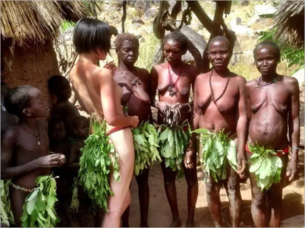 日本知名女摄影师全裸拍摄非洲部落：我渴望拥有黑皮肤
