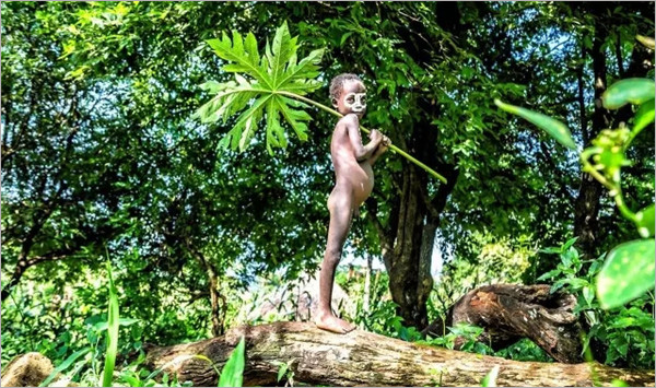 日本知名女摄影师全裸拍摄非洲部落：我渴望拥有黑皮肤