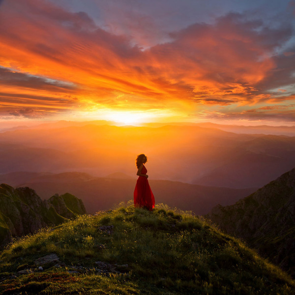 诗意人像摄影欣赏 罗马尼亚美景中的红衣女郎