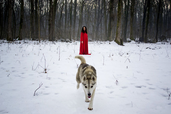 诗意人像摄影欣赏 罗马尼亚美景中的红衣女郎