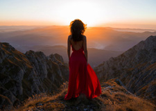 最新影楼资讯新闻-诗意人像摄影欣赏 罗马尼亚美景中的红衣女郎