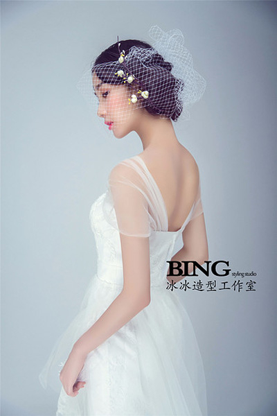 白色系造型 让新娘透着灵雅的纯净感