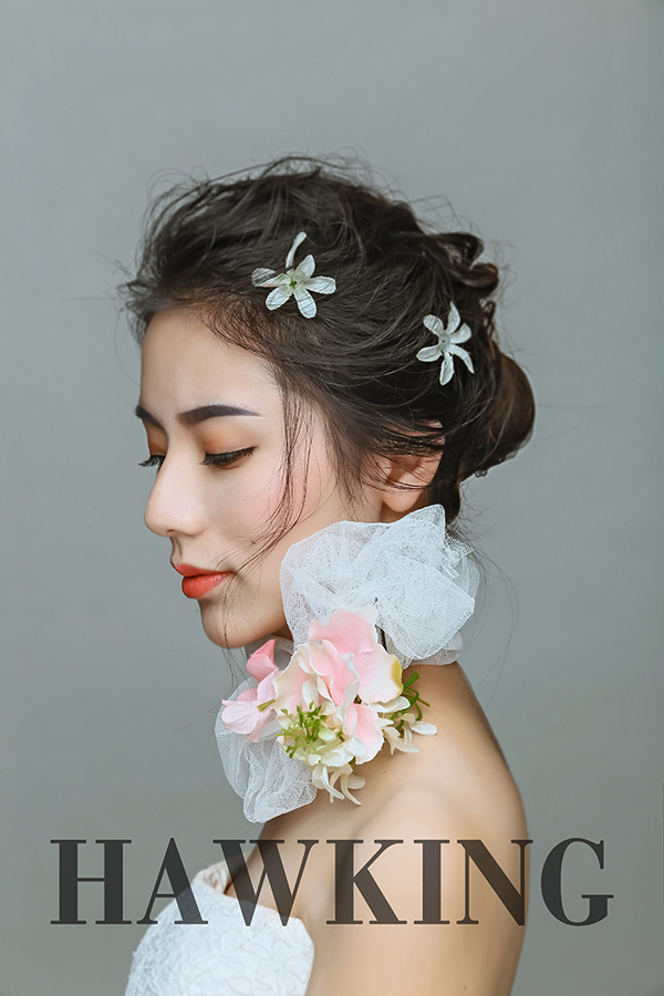 花朵点缀的优雅新娘发型 清新脱俗让人眼前一亮
