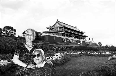 摄影师免费为老人拍照 用后期让老人足不出户游北京