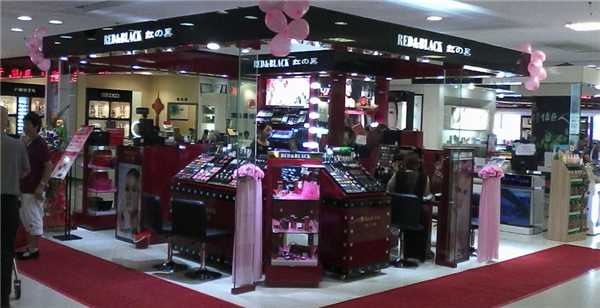 中国矿物高清彩妆领导品牌——红与黑