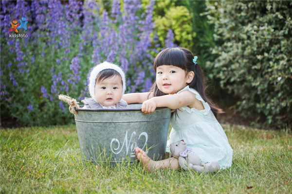 二胎时代来临 看摄影师妈妈如何给两个宝宝拍照的吧！