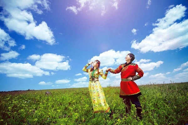 婚纱旅拍时代来临 内蒙古草原受新人欢迎