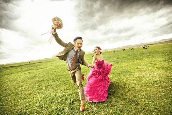 草原婚纱照走红 外地游客在蒙古风情园拍婚纱照被收费