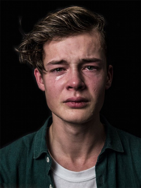 荷兰摄影师打破拍照定式用镜头捕捉真实情感
