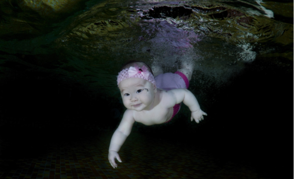 乌克兰摄影师居然把刚出生的婴儿放到水里拍照！