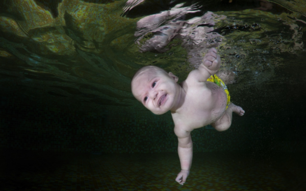 乌克兰摄影师居然把刚出生的婴儿放到水里拍照！