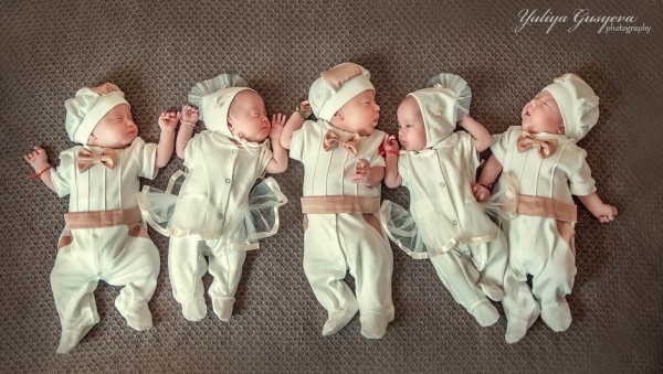 五胞胎婴儿写真萌照走红网络，看得心都要化了