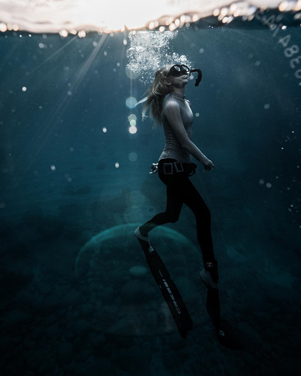 夏威夷摄影师捕捉水中超现实主义与浪漫风人像