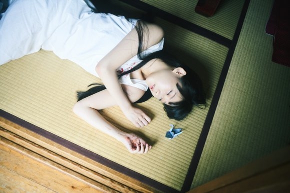 日本摄影师集资成功 将拍摄20岁少女“尸体状态”照片集