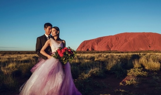 澳大利亚巨岩成中国人婚纱照胜地 游客5年涨6倍 