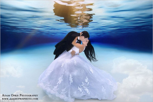 美国摄影师拍摄唯美水下婚纱照 新人在大海中拥吻
