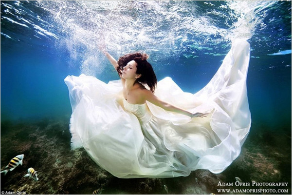 美国摄影师拍摄唯美水下婚纱照 新人在大海中拥吻