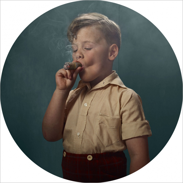 小孩叼烟表情包图片