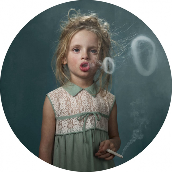 来自比利时摄影师Frieke Janssens的吸烟儿童系列摄影作品