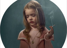 来自比利时摄影师Frieke Janssens的吸烟儿童系列摄影作品