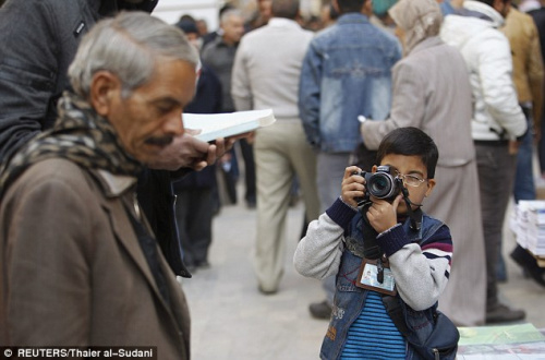 伊拉克男孩儿8岁成天才摄影师 曾获多个奖项