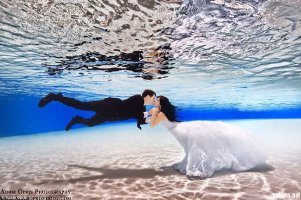 永生难忘 摄影师拍摄唯美水下婚纱照
