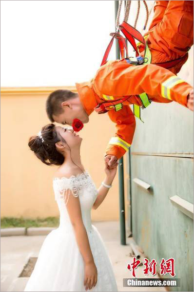 消防官兵拍创意婚纱照 展现军旅铁血柔情