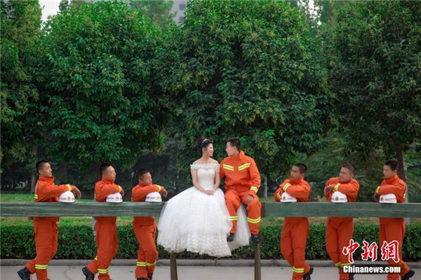消防官兵拍创意婚纱照 展现军旅铁血柔情
