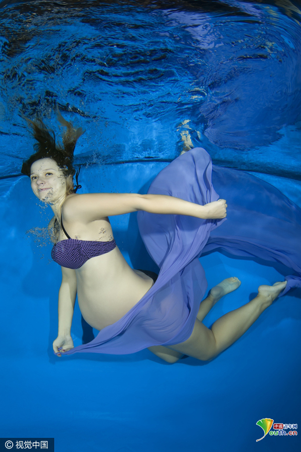 乌克兰孕妇穿比基尼拍摄水下写真 灵动唯美