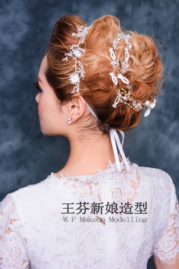 唯美发带新娘造型 打造出时尚唯美的气质