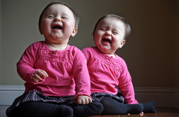 精彩的儿童摄影作品 双胞胎女儿可爱瞬间