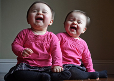 精彩的儿童摄影作品 双胞胎女儿可爱瞬间