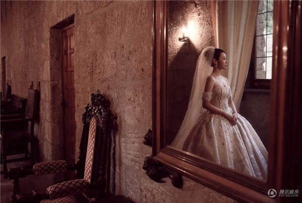摄影师章元一掌镜张靓颖婚礼现场 古堡风婚纱照曝光