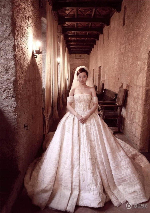 摄影师章元一掌镜张靓颖婚礼现场 古堡风婚纱照曝光