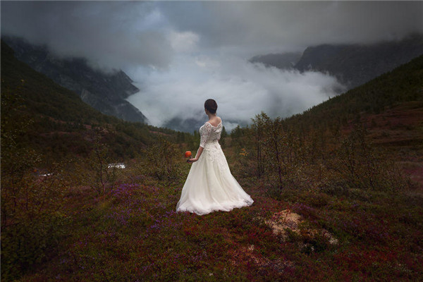 新婚夫妇行车上万公里拍出画面恢宏的史诗级婚纱照