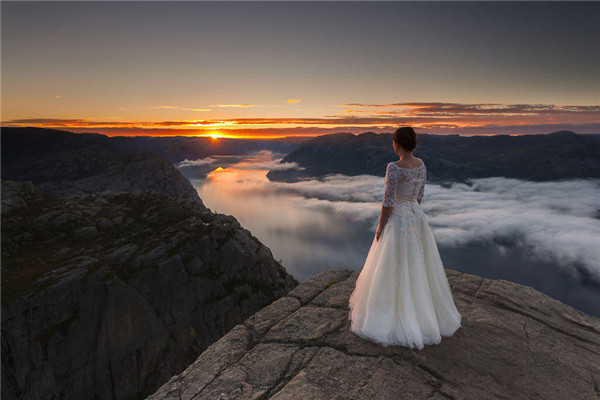 新婚夫妇行车上万公里拍出画面恢宏的史诗级婚纱照